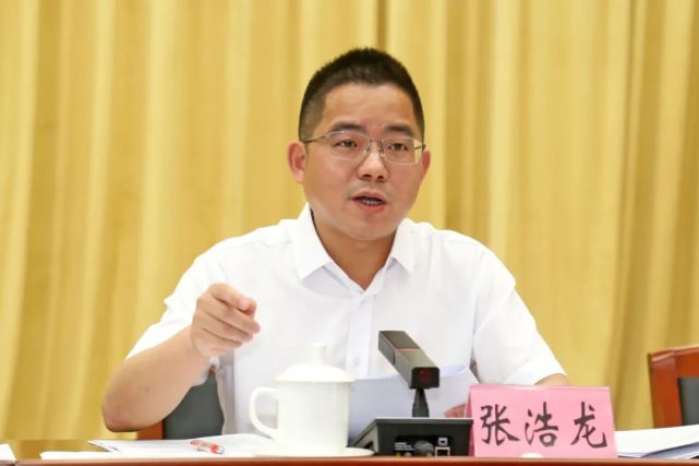张浩龙指出要更加珍惜并坚决巩固来之不易的防疫成果,更加努力把"外防