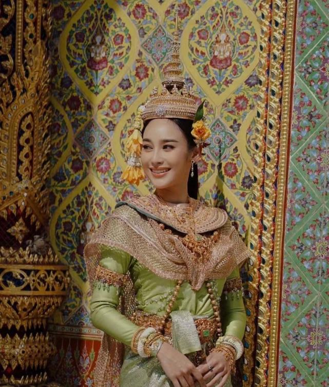 泰国今年的"宋干女神"美疯了!穿着百万传统泰服亮相,惊艳全场