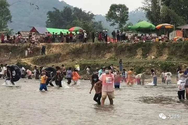 太惬意了缅甸泼水节缅北腊戌当阳市民下河玩水