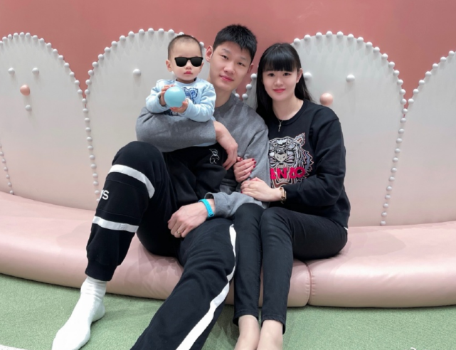 在近日的季后赛中,胡金秋意外受重伤需要手术,王璐就第一时间为球迷报