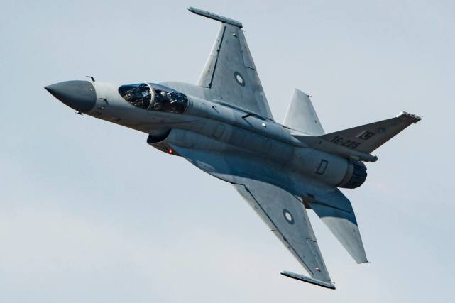 jf17雷电战斗机将完虐f16战斗机