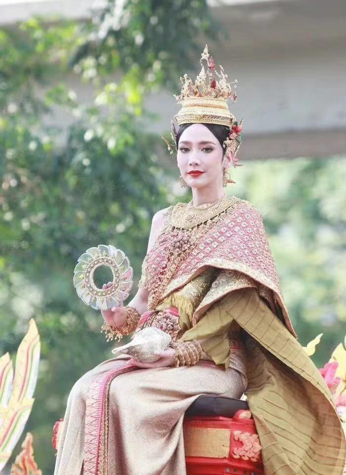 泰国今年的宋干女神美疯了穿着百万传统泰服亮相惊艳全场