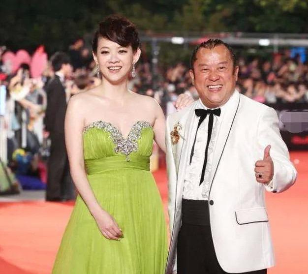 如今,47岁的曾宝仪和男友相恋16年而绝口不提结婚的事,婚姻似乎只是