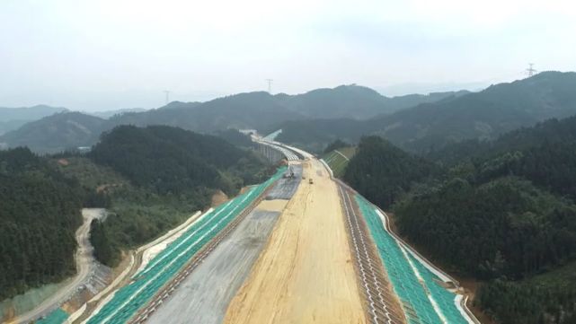 隧道工程完成68%左右,路面房建工程完成25%左右,确保高速公路今年建成