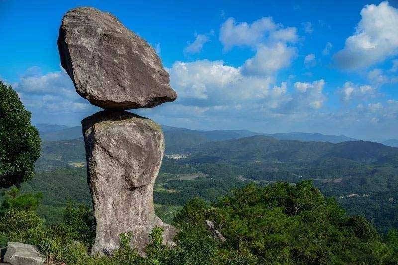 "八闽第一奇石 心动石:藏匿深山数百年"危若累卵