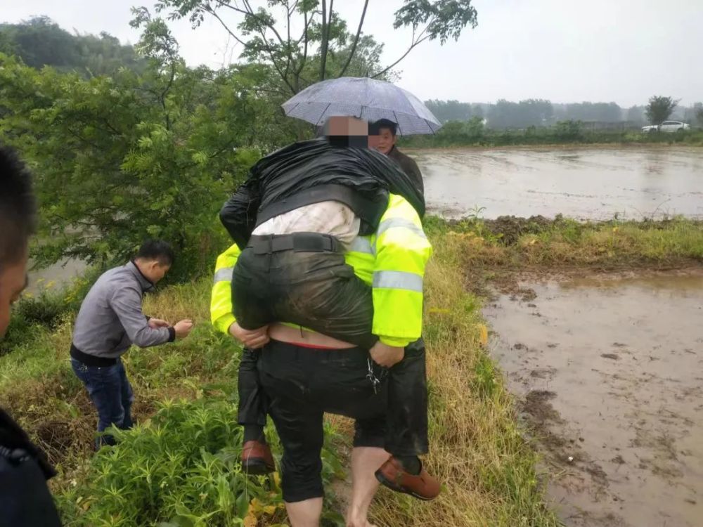 "戴永努力抓住男子的手,拼命往岸上拖.