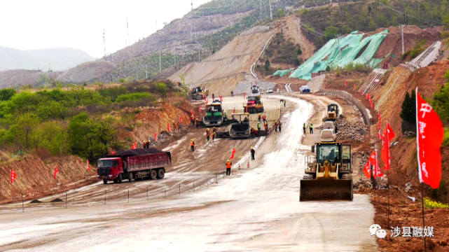 龙西公路(北乱石岩至西戌段)水稳铺筑已完成