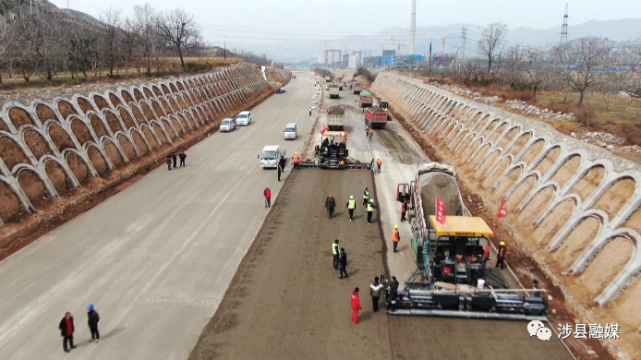 龙西公路(北乱石岩至西戌段)水稳铺筑已完成