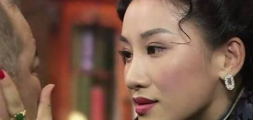 交际花向影心剧照可并非所有的女特务都像余淑衡这般聪明,能够有机会