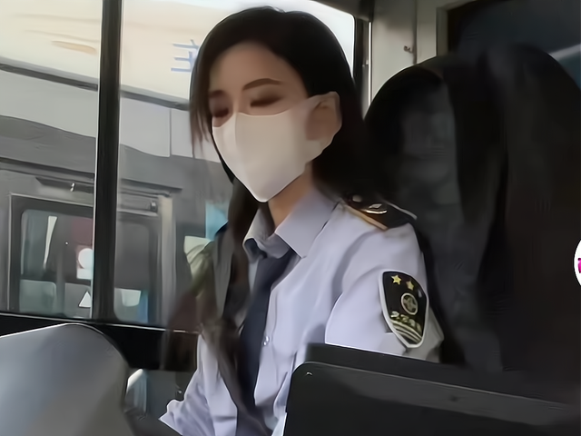 西安这个美女公交司机成"网红:网友要为她砸了"劳斯劳斯|西安|网红