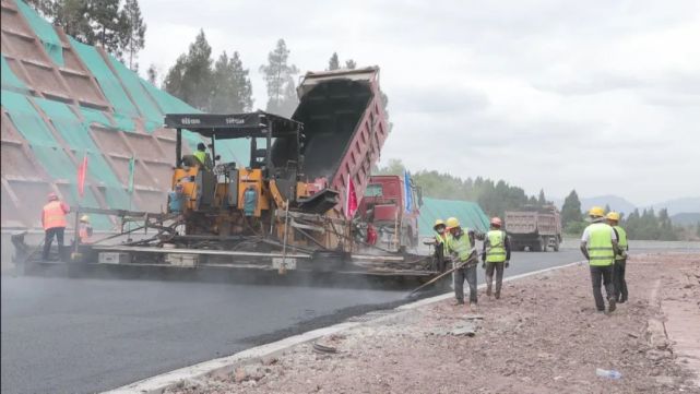 轰隆隆,轰隆隆……连日来,在国道212线宝轮至卫子段公路改建工程(元坝