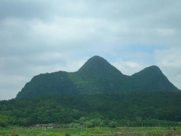 3,笔架山笔架山的山形,峰顶三尖两凹,中间较高两边较短,形似文人搁置