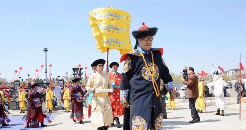 大清灭亡一百多年后乾隆七世孙大摆排场穿着龙袍祭祖备受争议