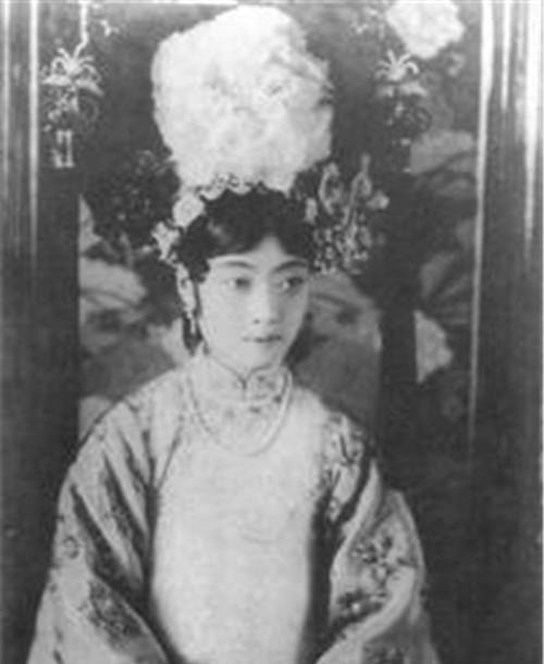 婉容出生于1906年,她的父亲是内务府大臣郭布罗·荣源,因为父亲的开明