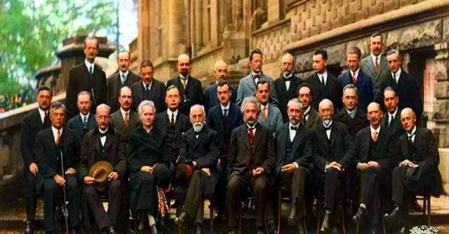 这是1927年出席第五次索尔维会议的科学家合影.