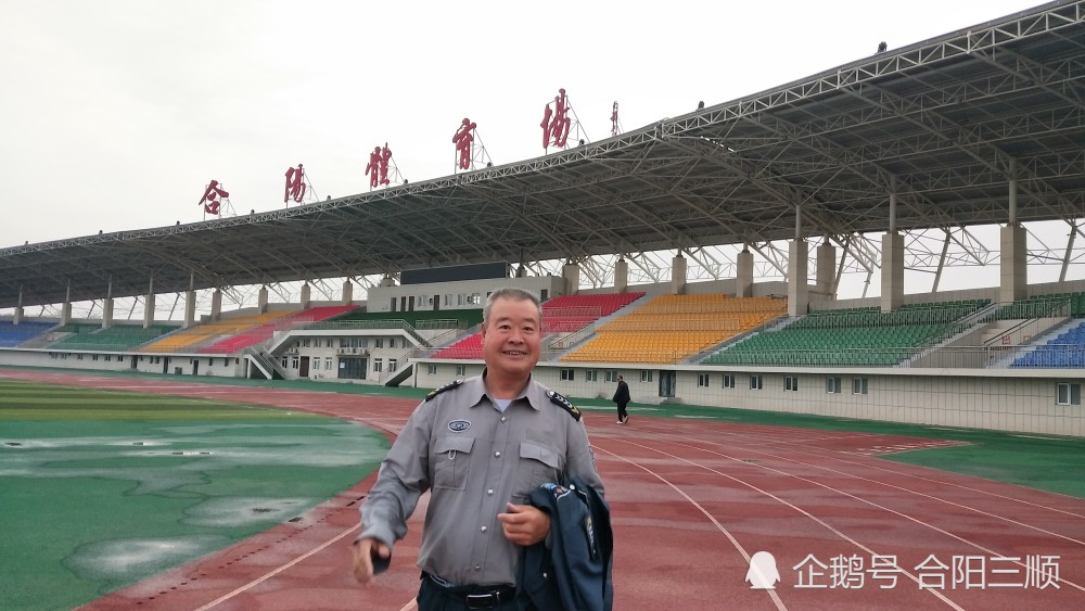 雨后清晨晨跑时的合阳县体育场情景