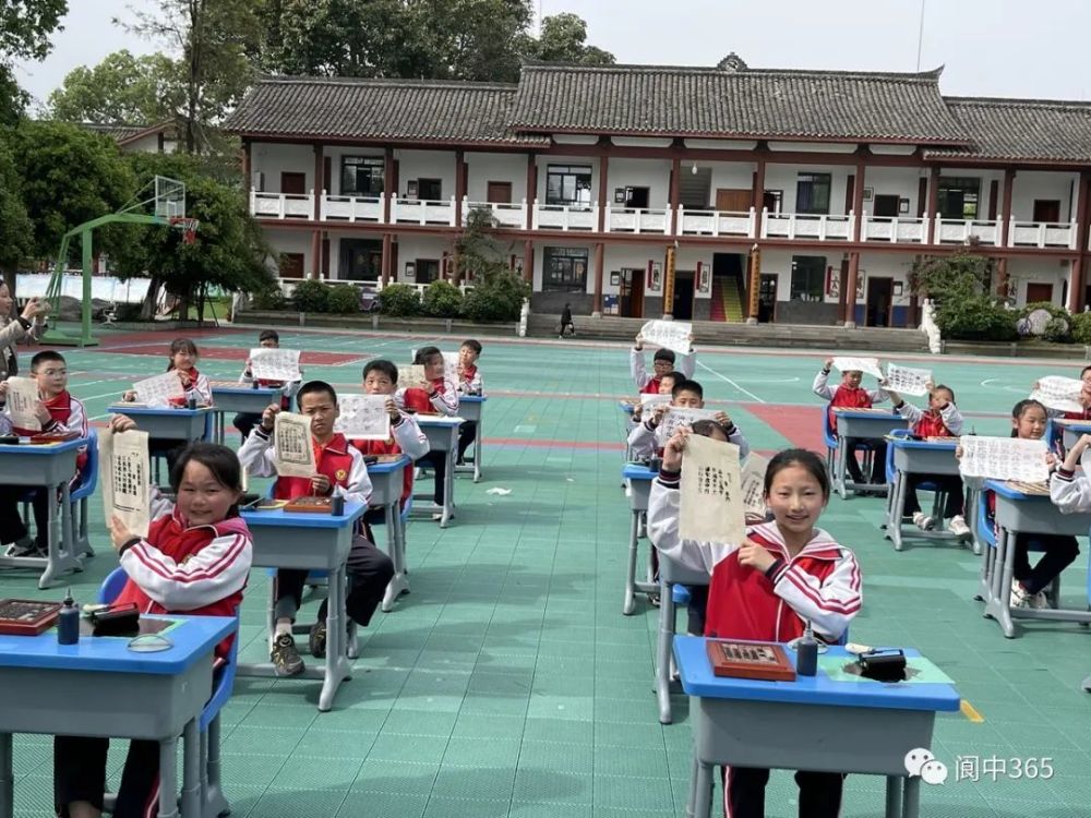 传承阆中市图书馆传统文化技艺进校园活动走进民族小学