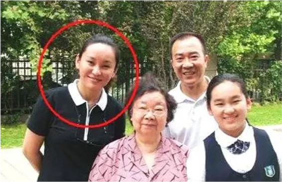 25岁的袁茵带着45岁侯耀文回家见父母,她母亲:我女儿年轻漂亮