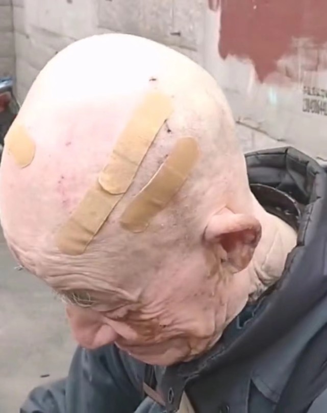 这位98岁的大爷或许也曾经这么剃过头,这次看到剃头摊也忍不住去体验