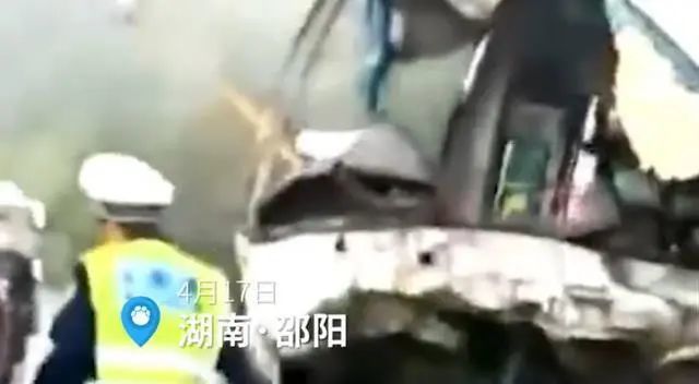 湖南邵阳,一段货车与客车相撞,导致2人死亡,5人受伤的视频在网络上频