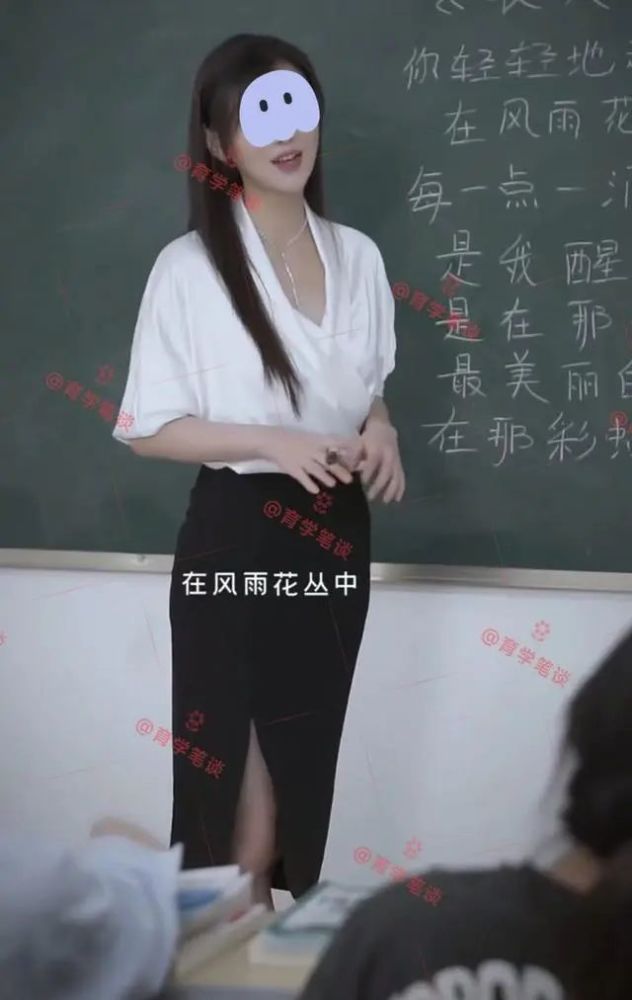 是一位专业的音乐老师,人也长得很漂亮,有点像邻家女孩,但又不失气质