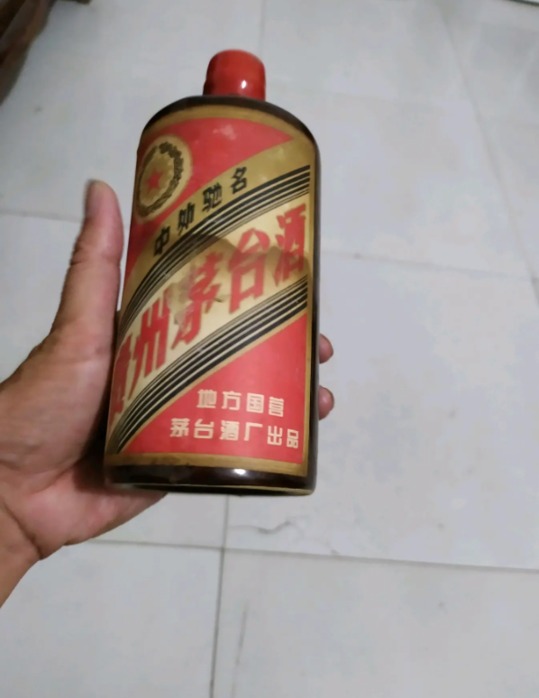 亲戚们带着酒就来到了一家茅台品鉴中心,那老板一听说我们有40年的