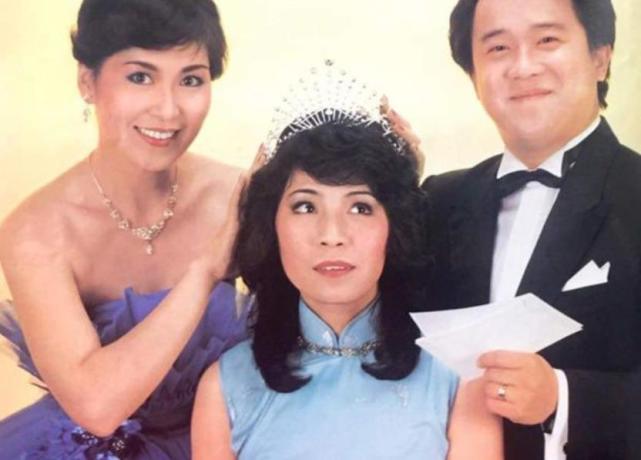 黄韵诗息影29年近照曝光,现身灵堂送别好友,一身素衣神情哀伤