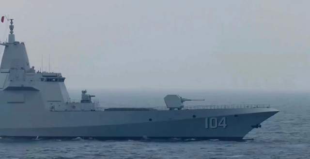 公开亮相的104"无锡"舰中国海军目前一共订购了8艘055大型导弹驱逐舰