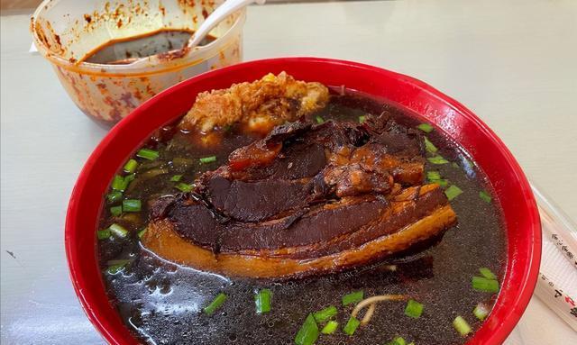 南京这家苍蝇馆子,靠一碗大肉面火了27年,从27元降到25元一碗