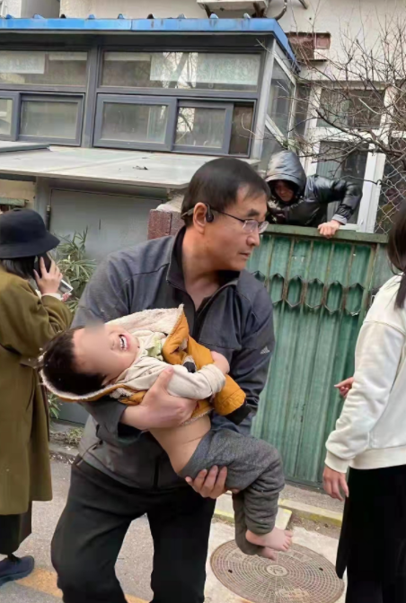 北京一男童14楼坠下奇迹生还 家长后怕 别留孩子独自在家