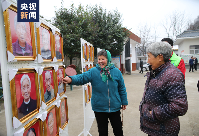 她免费为2000多位老人拍照片,背后故事太动人