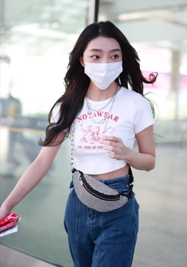 前火箭少女成员李紫婷太敢穿了短半袖配秃边牛仔裤看着真潮