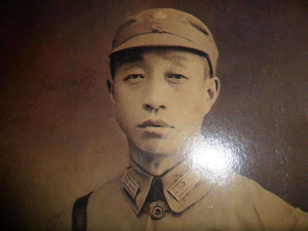 此人名叫张汉初,出生于1902年,四川巴县人,黄埔军校第二期辎重科毕业