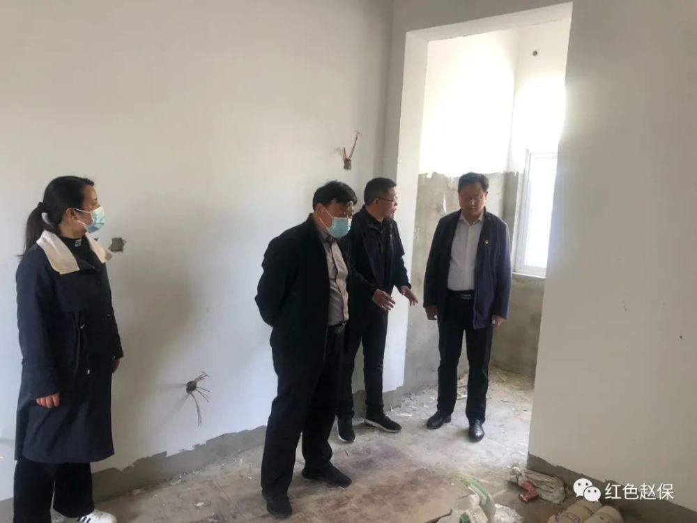 赵保镇党委书记陈建峰镇长卢小龙到赵保镇一中和西赵初中慰问九年级