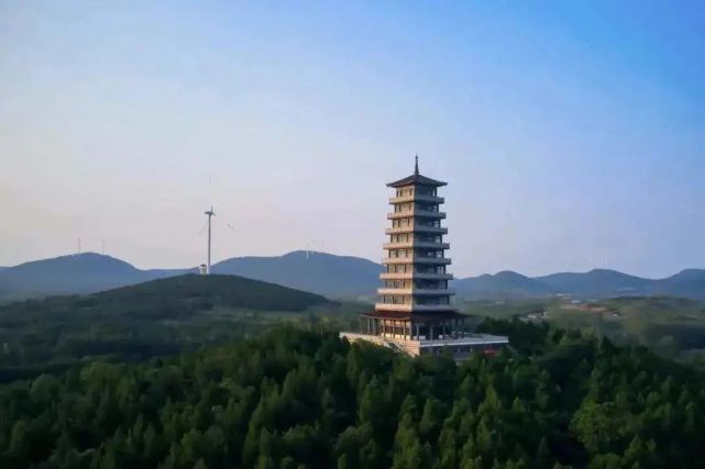 黑奶奶首枕皇甫山脚,足抵令狐山边,姿态安详娴雅,一副大佛神态.