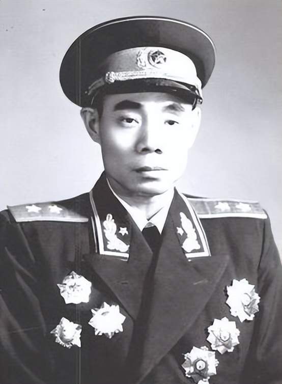 军长,江西兴国人,1915年出生,朝鲜z战场上率领第40军在抗美援朝中首战