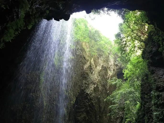 踞冷水江波月洞45公里,娄底市50公里,是湖南旅游网络的中心地带,地处