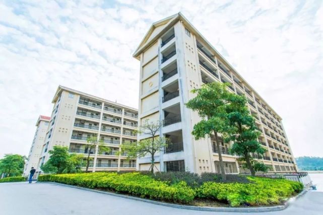 省级示范性)黎明职业大学学生社区共有11栋学生宿舍楼,分为4人间公寓