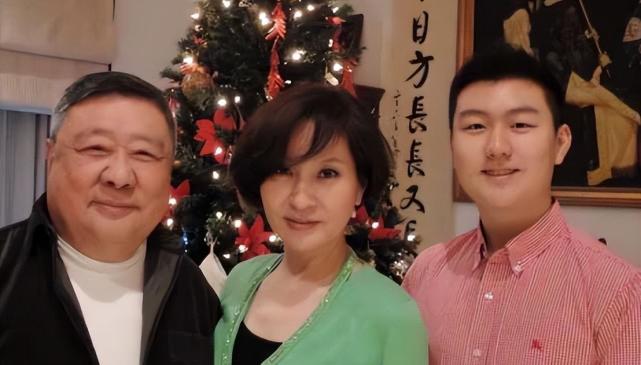 据爆料黄国伦自称在上海一天吃一顿饭,已饿瘦了13公斤,他和寇乃馨这对