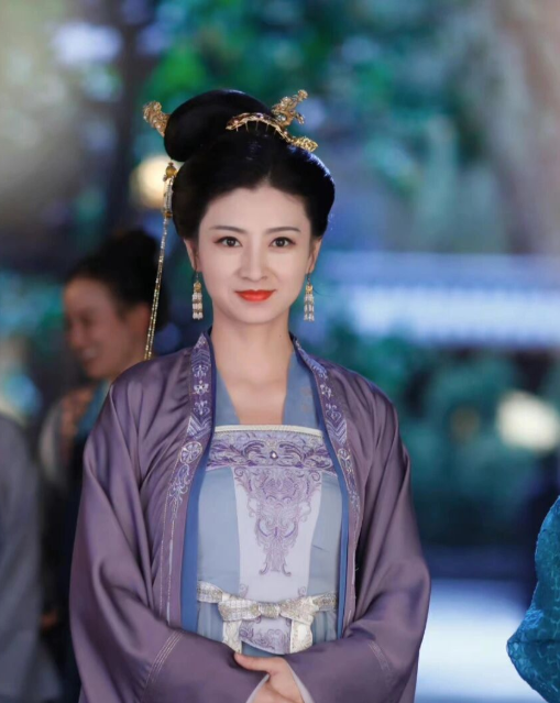 饰演霸道蛮横的恶婆婆,即便已经38岁,但穿上古装的斓曦依旧惊艳