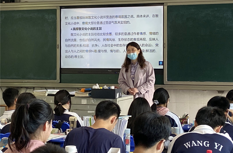 她是长沙市望城区第一中学478班班主任,高三语文老师,备课组组长柳硕