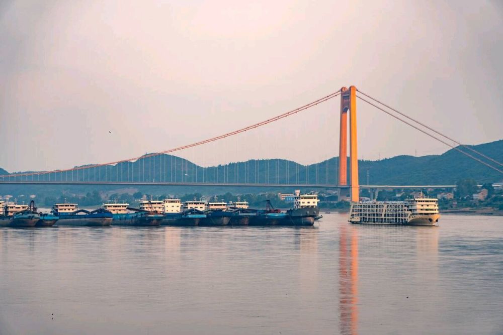 例如扬名天下的南京长江大桥,武汉长江大桥,泸州长江大桥,这正是中华