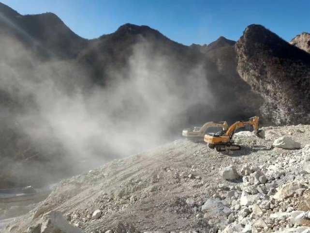 矿山无序开采,产生大量扬尘污染境,生态环境破坏污染严重,周边道路