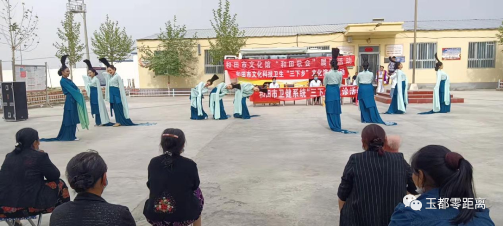 和田市文旅局,卫健委前往拉斯奎镇托万其盖布隆村开展"三下乡"活动.