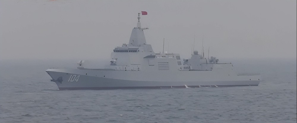 无比自豪海军节前中国多艘新舰亮相055大驱闪光075耀眼