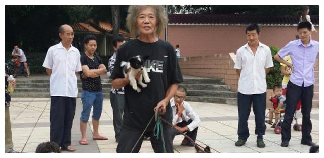 无处可去的郑六三最终成了香港街头的一名流浪汉