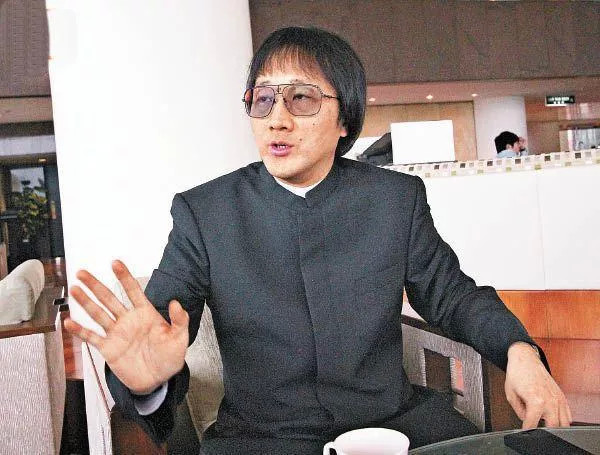 他模仿李小龙造型,15岁辍学,成天混迹街头巷尾的赌档里