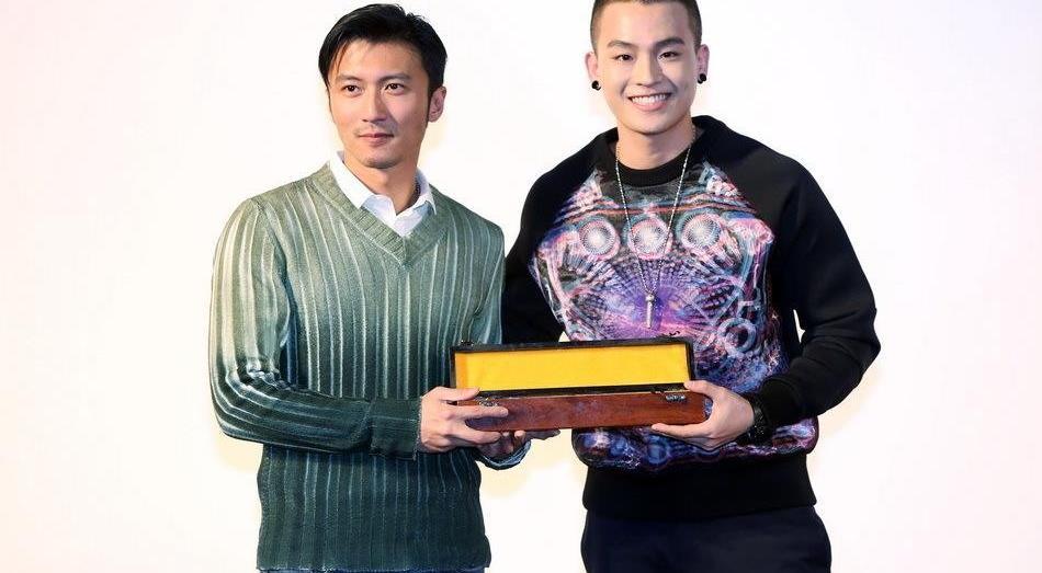 给他传授比赛经验.谢霆锋更是成为他的"铁粉,把他捧上总决赛的舞台.