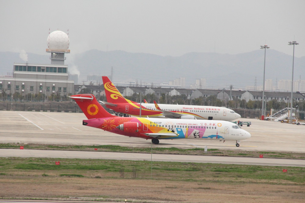 成都航空阿娇arj21700滑行去起飞跑道