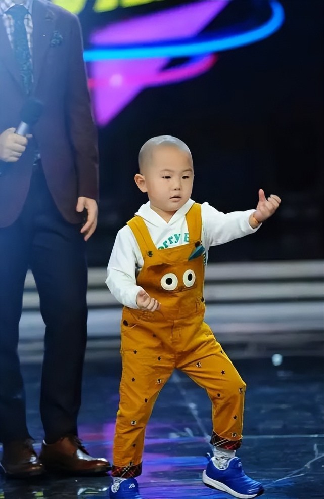 萌娃张峻豪:上央视登春晚,年仅六岁身价百万,如今怎样